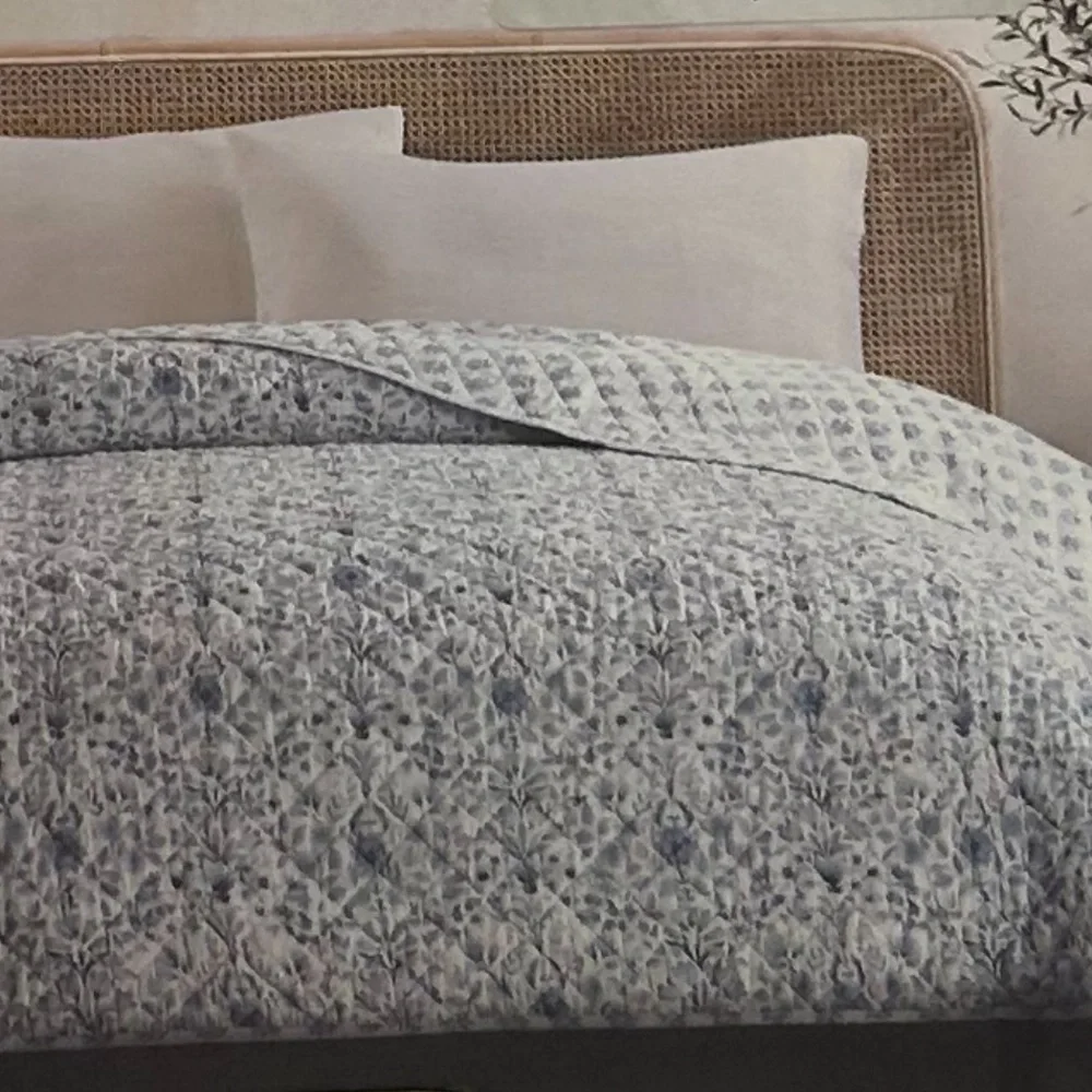 Moss & Willow Cotton Blue and White Floral Full/Queen Quilt 88”x92”